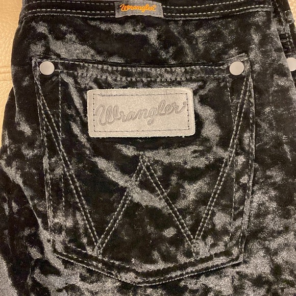 Wrangler Retro High Rise Flare - Black- 27x32 - Picture 3 of 9